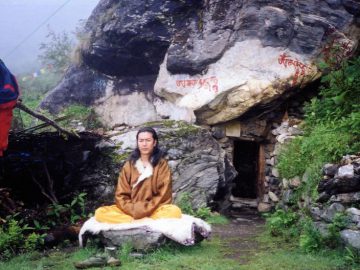 09_meditating_lapchi_lower_cave